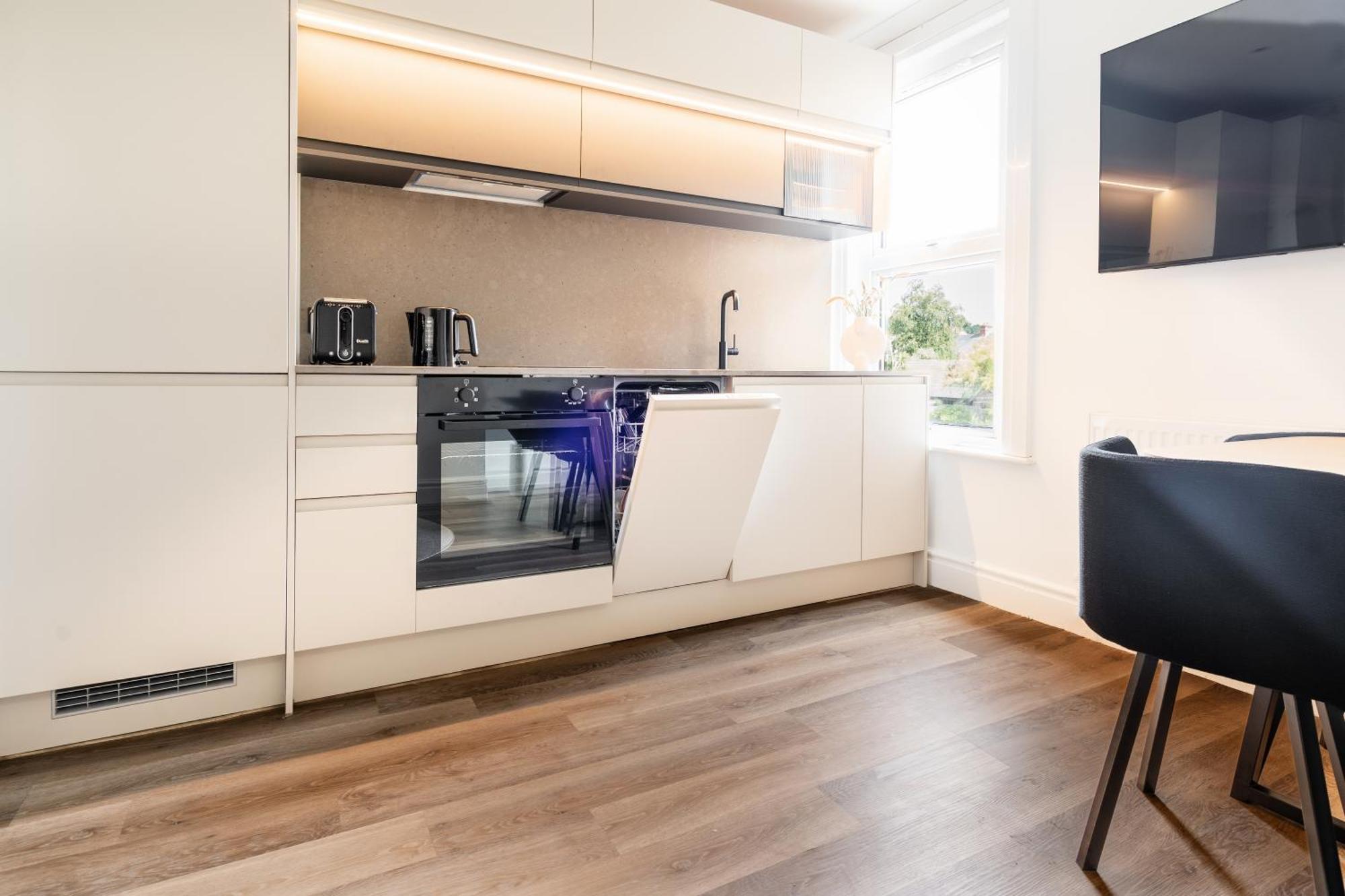 Newly Designed, 2Br Apt, 5Min From Northwood London Tube Station, Nato Hq, Ideal For Wembley, Warner Studio, Contractors Exteriér fotografie