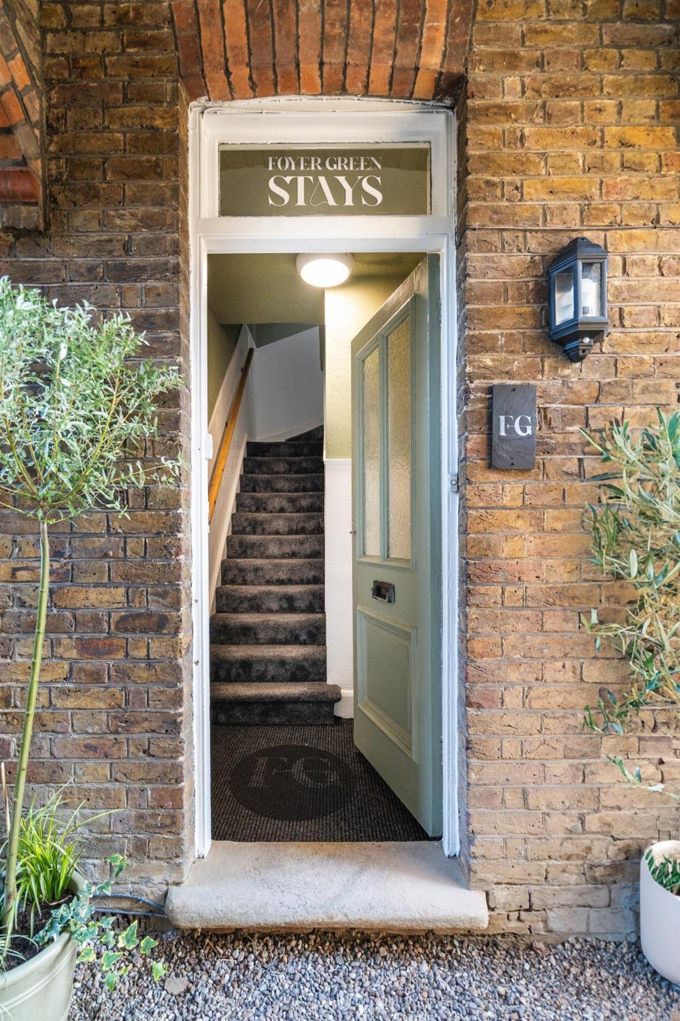 Newly Designed, 2Br Apt, 5Min From Northwood London Tube Station, Nato Hq, Ideal For Wembley, Warner Studio, Contractors Exteriér fotografie